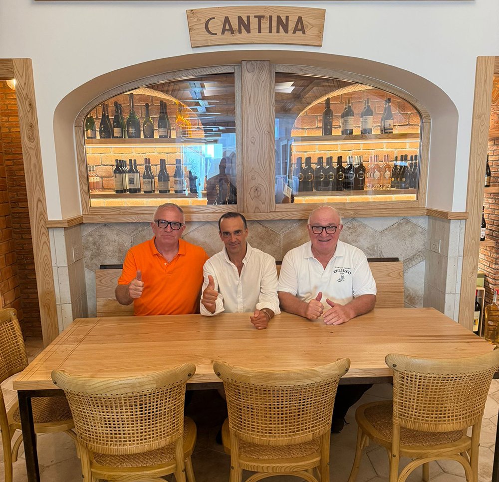 Un momento conviviale davanti alla cantina del ristorante Zelluso